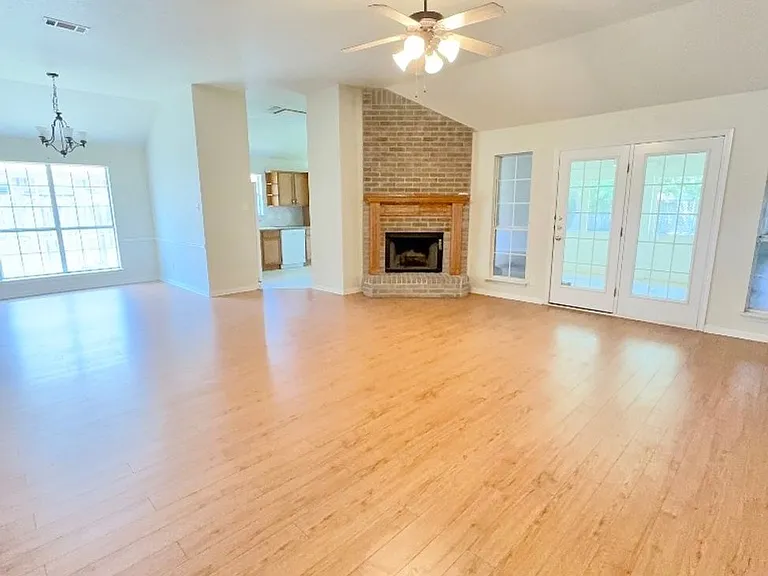 2032 Stonehenge Dr — Photo 3