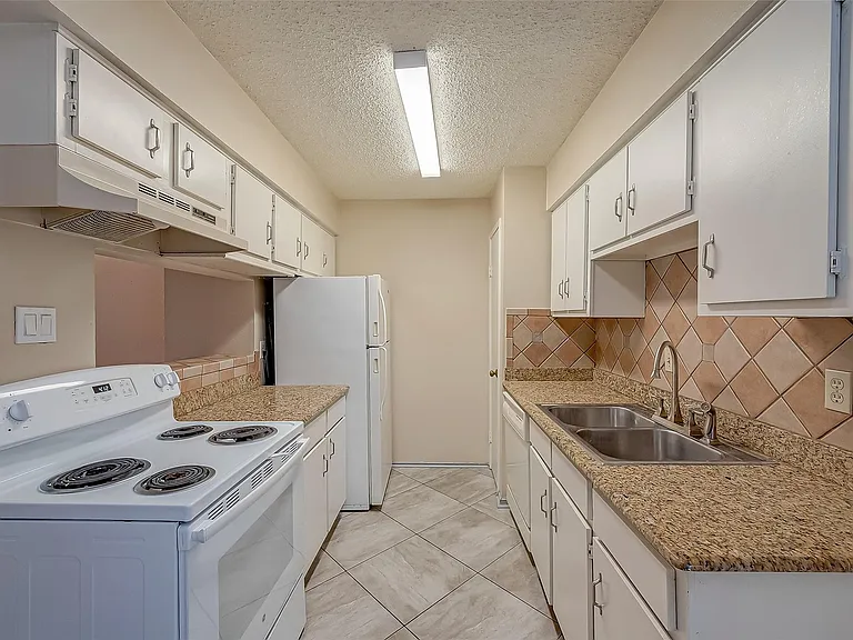 6410 Del Monte Dr #5 — Photo 13