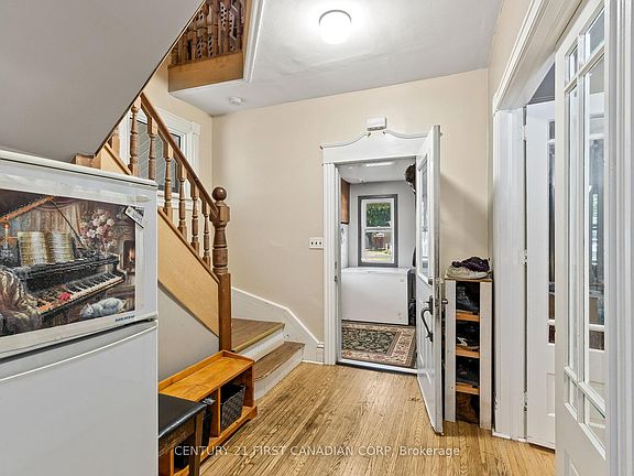4th image of 35 Victoria St N