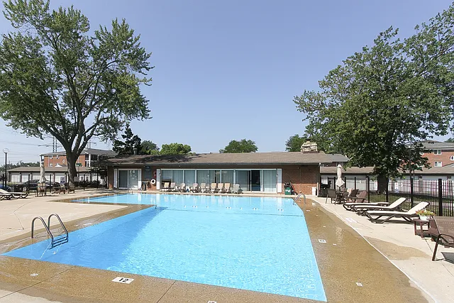 1910 W Hatherleigh Ct #2E — Photo 12