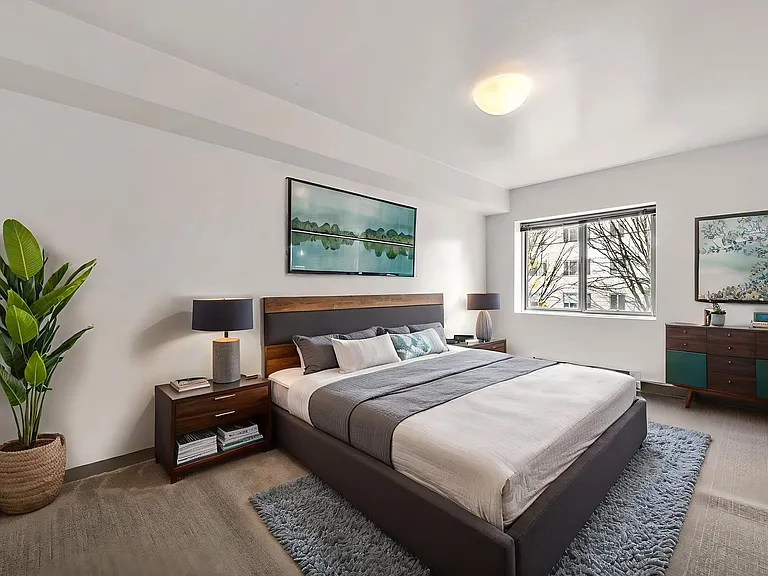Uptown Manor — Photo 3