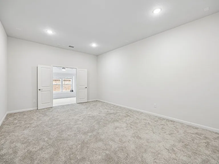 439 Montrose Dr — Photo 32