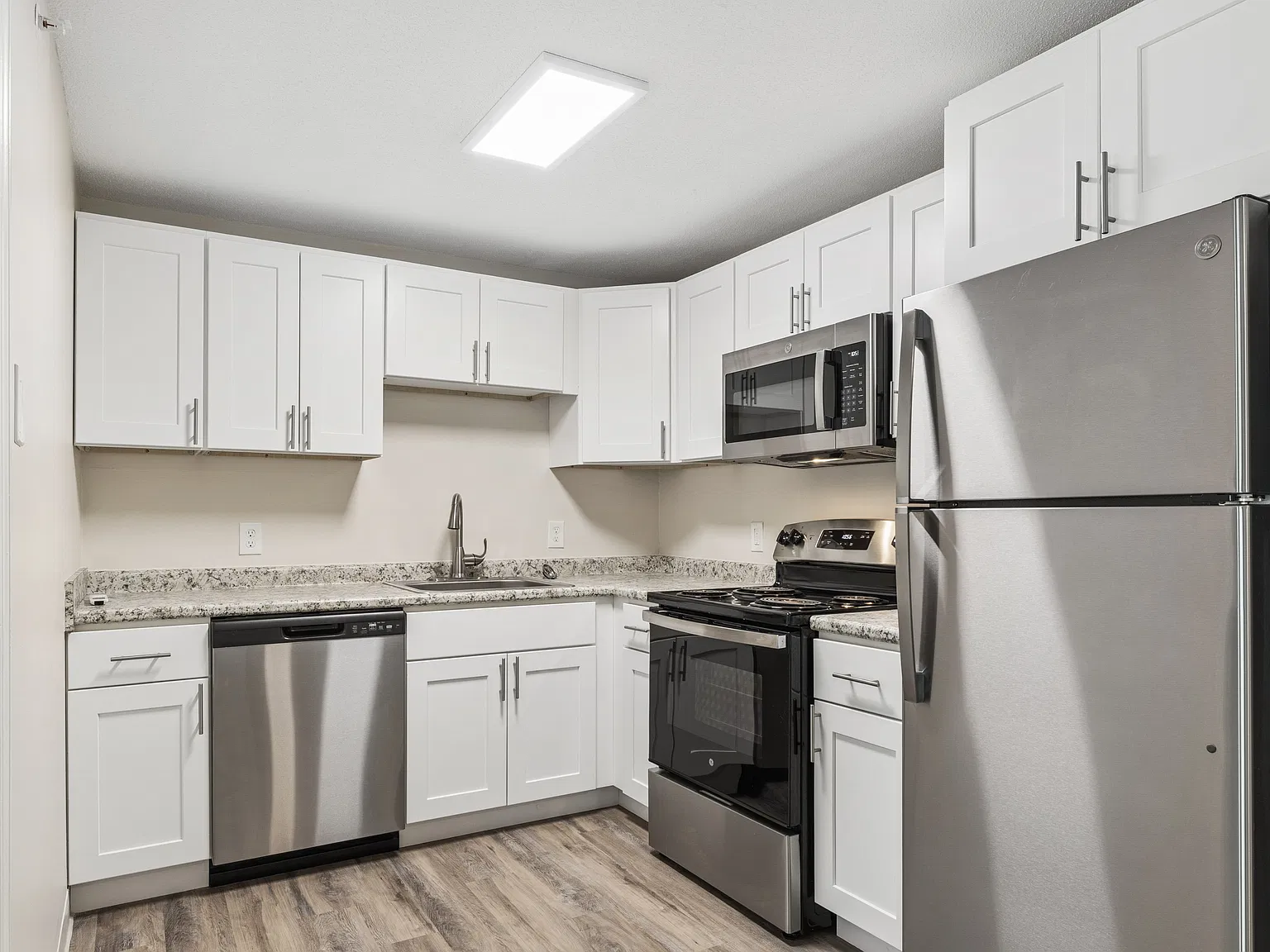 Country Brook Apartments — Photo 1