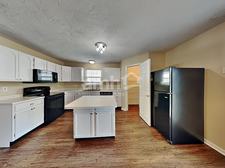 717 Breakers Ln — Photo 3