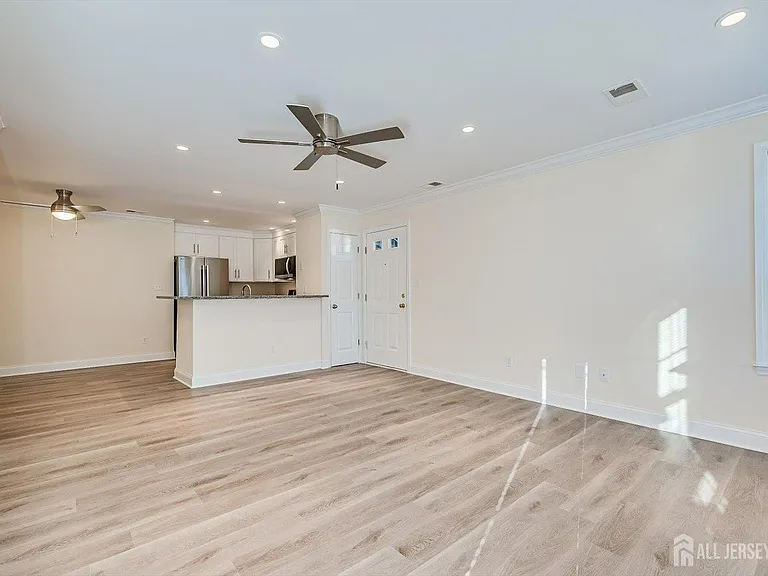 114 Longfield Ct — Photo 6