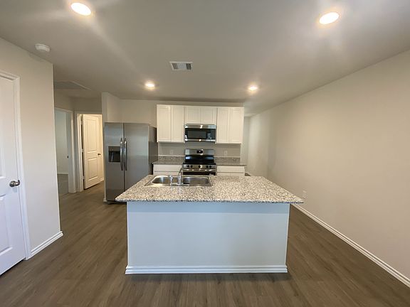 3rd image of 1818 Potomac Ln