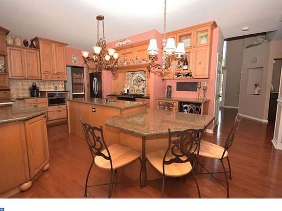 5th image of 8 Columbia Dr