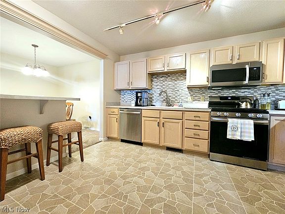 3rd image of 403 Turnberry Ct NE