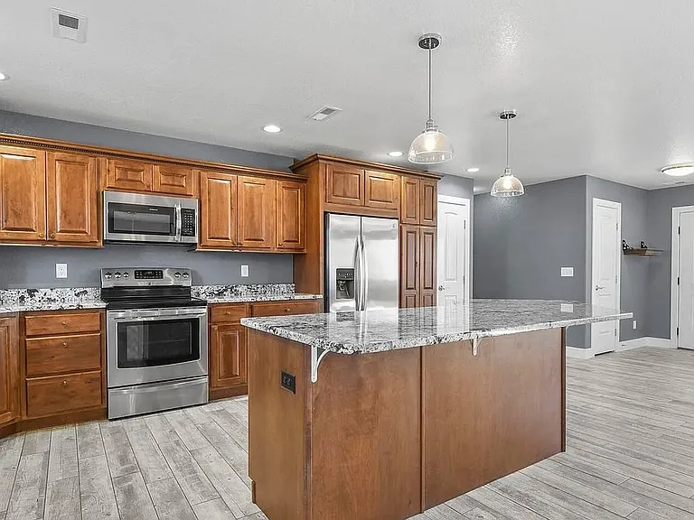 573 W Archer Plz — Photo 7