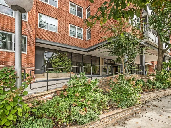 1 Kensington #114, Great Neck, NY 11021