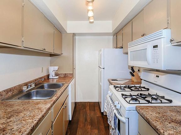 4th image of 2440 E Glen St #5203