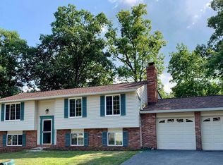 120 Forest Ridge Dr, Sterling, VA 20164