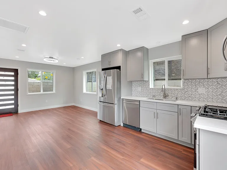 19033 Napa St — Photo 22