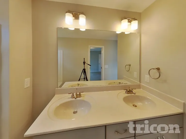549 Medallion Cir — Photo 9