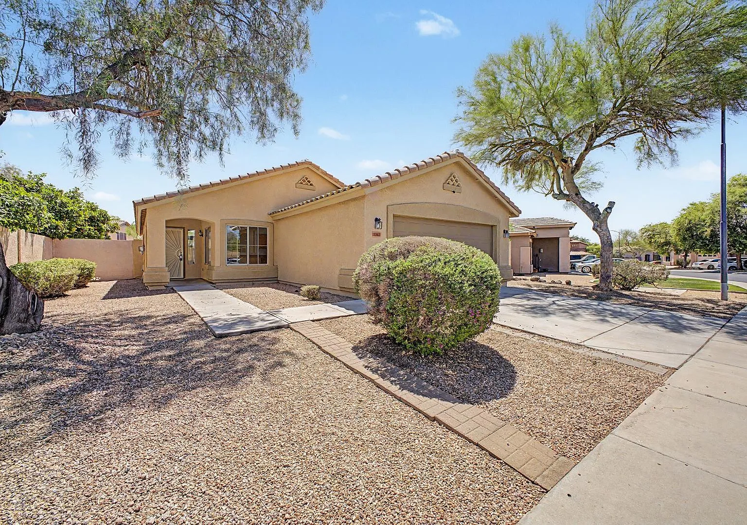 3 bed, 2.0 bath, 1358 sqft, $2,100 — Photo 2