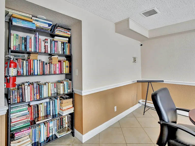 2555 NE 11th St #Penthouse 09 — Photo 26