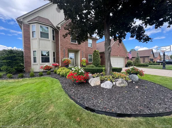 20279 Ramblewood Dr, Macomb, MI 48044
