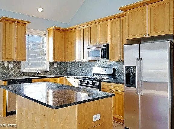 5th image of 826 W Windsor Ave APT 3W