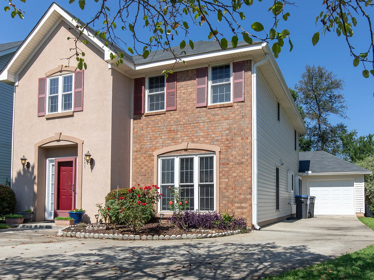 3 bed, 2.5 bath, 1940 sqft, $3,000 — Photo 1