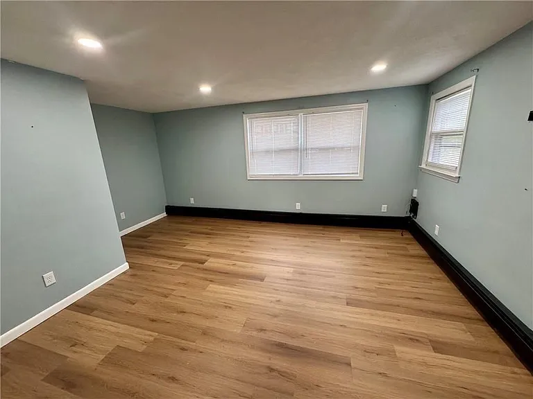 75 Hobson Ave — Photo 2