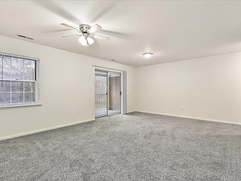 Parkwood Apartments — Photo 40