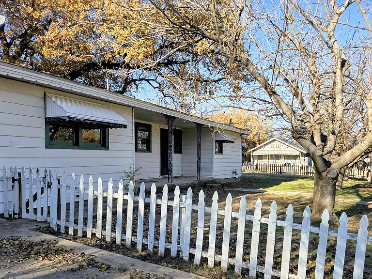 323 Bristow St — Photo 4