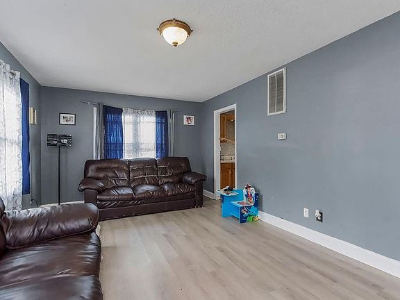 4th image of 6038 Everett Ave