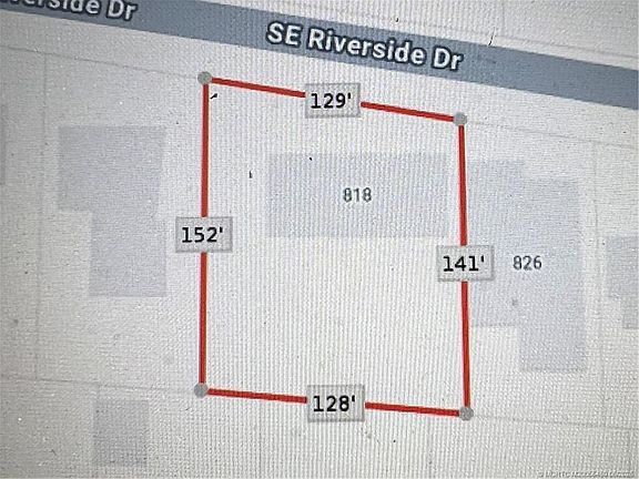 3rd image of 818 SE Riverside Dr