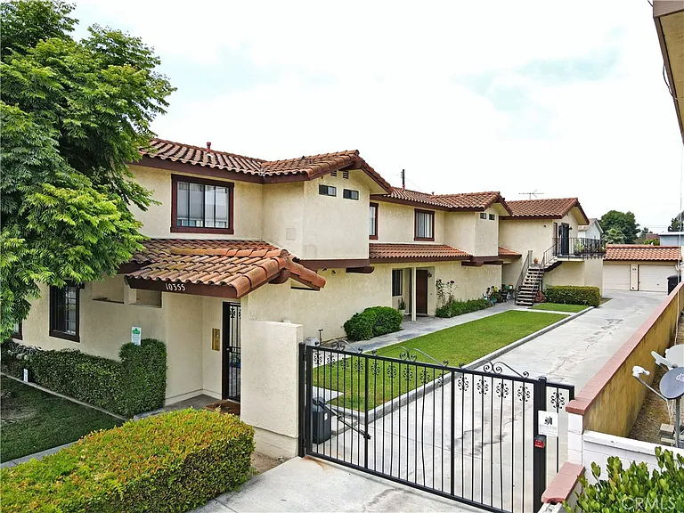 10355 La Reina Ave #A — Photo 23