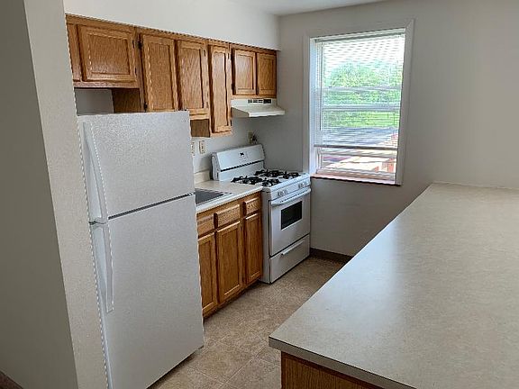 4th image of 407 E 38th St APT 9