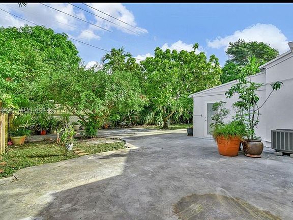 3rd image of 6391 SW 39th St