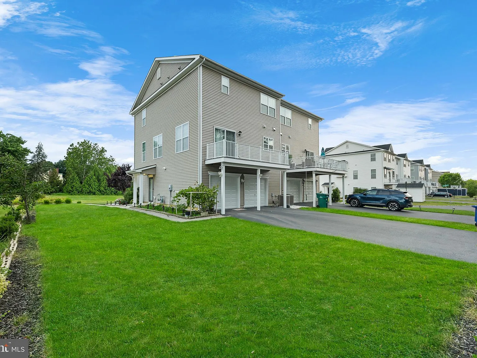 3 bed, 3.5 bath, 2552 sqft, $3,600 — Photo 3