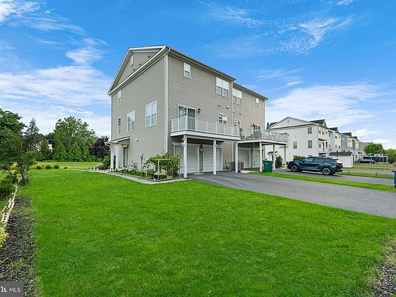 3rd image of 42 Mountie Ln