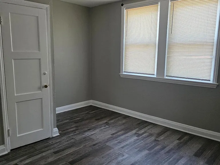 835 E Cold Spring Ln — Photo 9