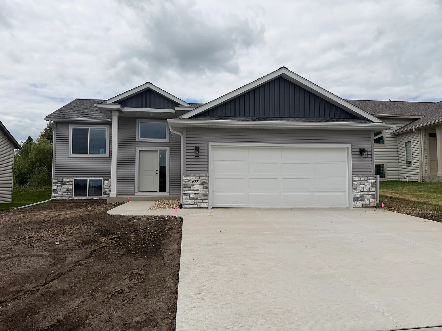 4 bed, 2212 sqft, $2,600 — Photo 2