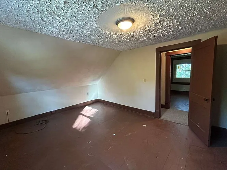 377 Talbot Ave — Photo 10