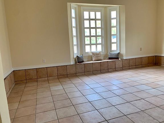 3rd image of 1006 Flores Dr