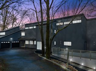 32 Blackberry Dr E, Stamford, CT 06903