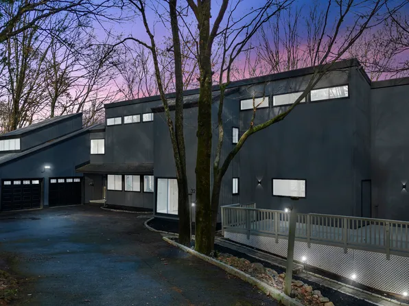 32 Blackberry Drive East, Stamford, CT 06903