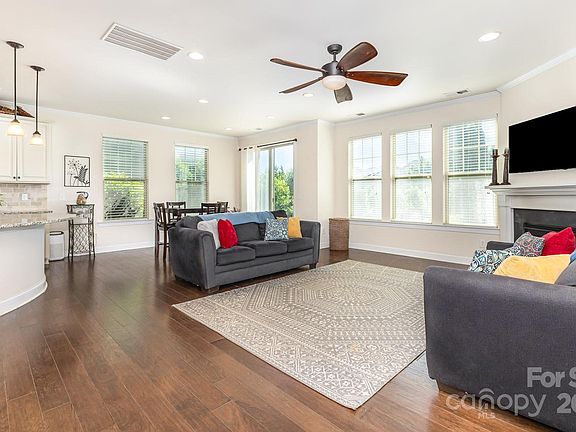 5th image of 214 Blossom Ridge Dr