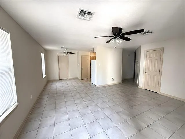 3 bed, 2.0 bath, 1402 sqft, $2,100 — Photo 2