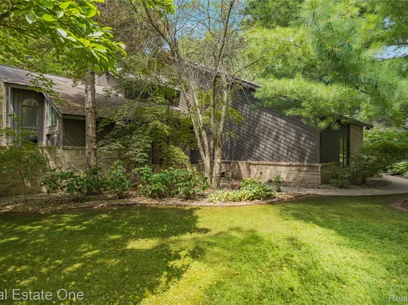 3660 Loch Bend Dr, Commerce Township, MI 48382