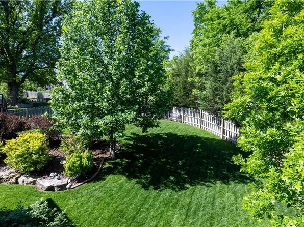 7100 Woodland Dr, Shawnee, KS 66218