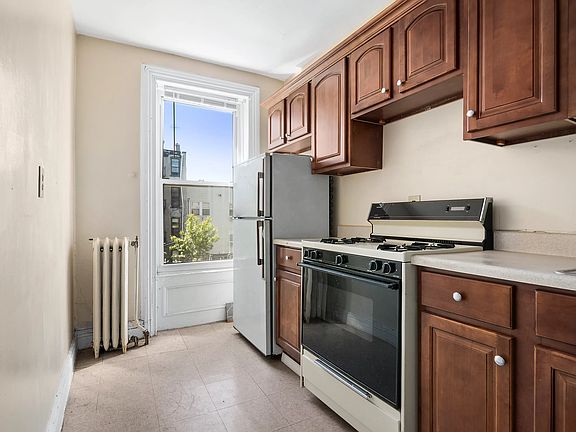 4th image of 248 Putnam Ave
