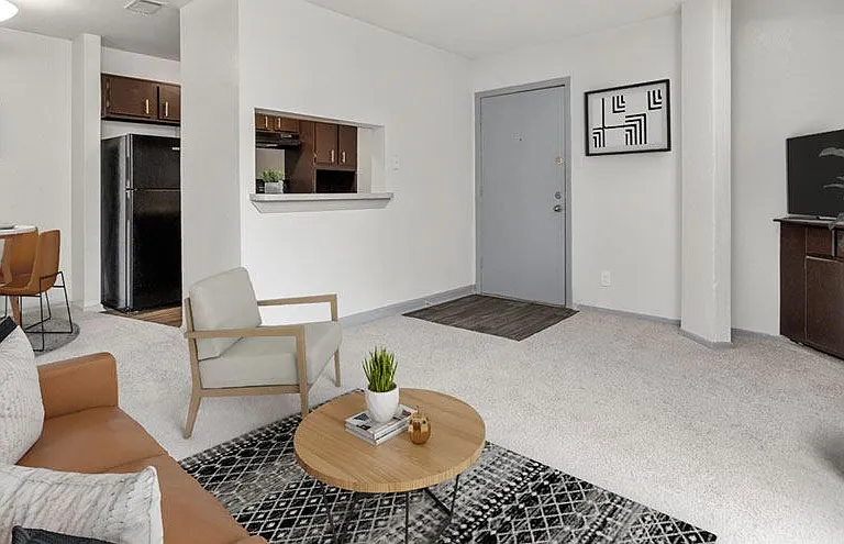 Hollytree Apartments — Photo 25