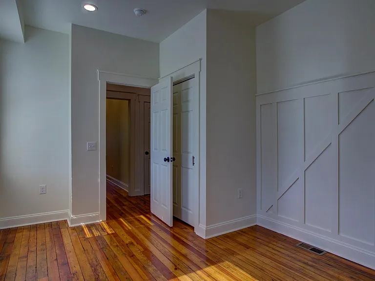 537 N Plum St — Photo 13