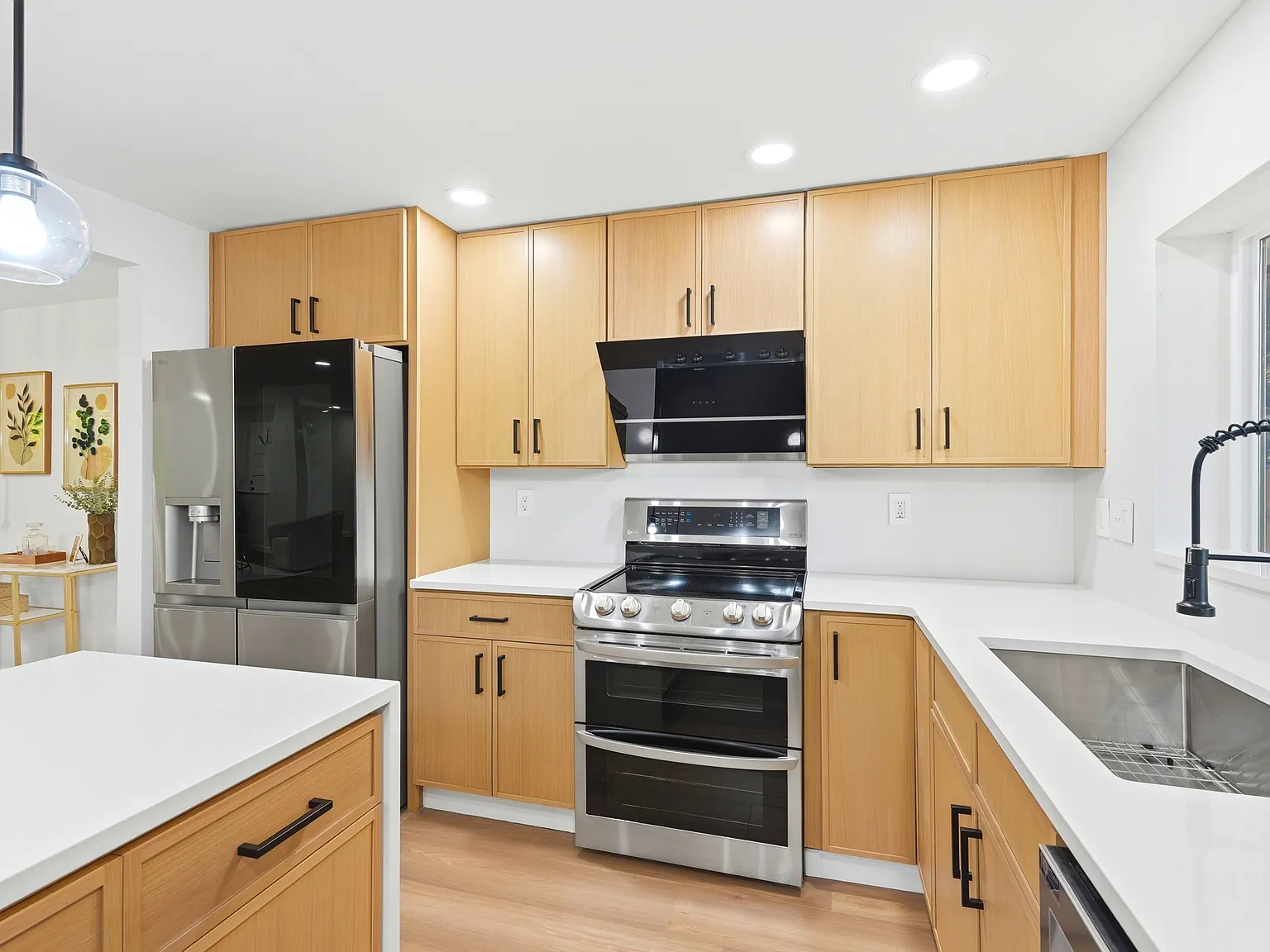 4 bed, 2.5 bath, 2340 sqft, $4,800 — Photo 4