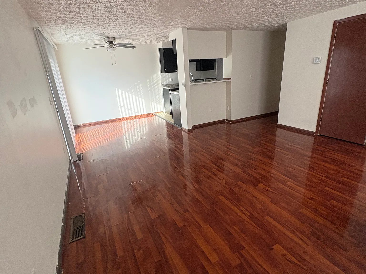 2 bed, 864 sqft, $1,425 — Photo 2