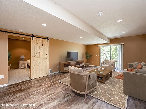 4th image of 932 Willow Ln