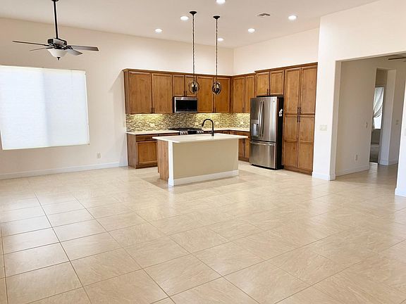 4th image of 537 N Eagle Rock Dr